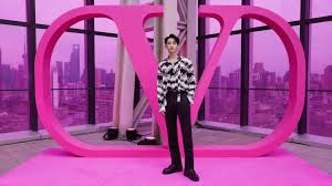 winwin steps on the pink carpet with