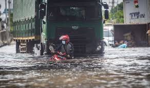 Setelah di siasati mengenai ayang prank ojol di media sosial, ternyata sebuah video yang memperlihatkan sebuah prank terhadap ojol. At Least 50 Dead And 27 Missing As Flash Floods And Landslides Hit Indonesia Aydintepemedya Com