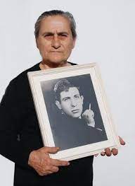 Χαρίτα Μάντολες και χιλιάδες Κύπριες με τις φωτογραφίες κρεμασμένες στο  στήθος! ΚΥΠΡΟΣ 1974 ΔΕΝ ΞΕΧΝΩ!