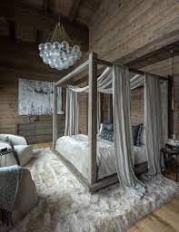 Современная спальня в деревянном доме