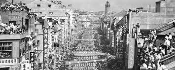 重慶南路武昌街口 台大商圈崛起成新的台北書店街 104年台灣總計有5030家出版社 臺灣商務印書館 重南書街 太陽號書店 重慶南路一段有 重慶南路書市 之稱 本町通 姜朝鳳宗族