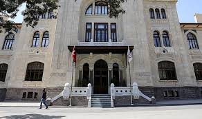 Ankara valisi abidin paşa tarafından 1897 yılında inşa ettirilen eski valilik binası ise cumhuriyetin ilk yıllarından bugüne ankara valiliği hizmet binası olarak kullanıldı. Ankara Valiligi Nden Sokaga Cikma Yasagi Aciklamasi
