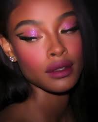 10 aesthetic hot pink makeup looks