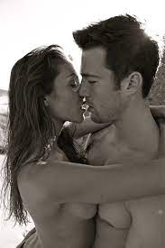 Paar am Strand, küssen sich, nackt, sw – Bild kaufen – 10257001 ❘  seasons.agency