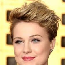 It's very easy to achieve and is very flattering on round face shapes. 50 Perfect Short Haircuts For Round Faces Hair Motive
