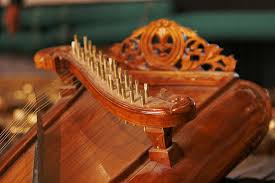 Kendhang adalah instrumen dalam gamelan jawa yang salah satu fungsi utamanya mengatur irama. Nama Alat Musik Tradisional Jawa Tengah Lengkap Dengan Penjelasan