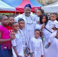 Proud To Be a Yoruba - OMO Oduduwa - Veteran Nollywood actor, Sunday Omobolanle popularly known as Pappy Luwe and his grandchildren all around him. | Facebook
