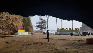 Pantai Karang Bolong Kebumen Keindahan Yang Dibalut Misteri Dan Mitos