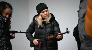 Ucraina, imbracciano i fucili e curano i feriti: ecco le donne eroine della  resistenza