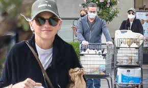 Speaking on wednesday's (21.07.21) episode of her 'unqualified' … Anna Faris Dons Mask And Gloves To Stock Up On Essentials On Supermarket Run With Michael Barrett Daily Mail Online