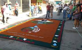 bellas alfombras adornan viacrucis en