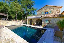 maison en pierre avec jardin piscine