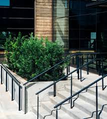 The first leg has 43 steps and a railing on the left side. á'• á' How To Choose The Best Handrails For Outdoor Steps