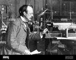 Sir J.J. Thomson con principios de equipos en el Laboratorio Cavendish de Cambridge. Thomson, Joseph John, Sir (J. J. Thomson) físico inglés descubierto. electrón. Premio Nobel de Física en 1906. Presidente de