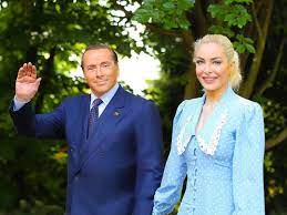The Feast of Love“ von Silvio Berlusconi und seiner 53 Jahre jüngeren  Freundin - Infobae