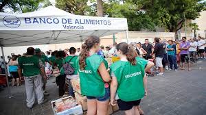 La cola del hambre: más de 55.000 valencianos acuden al Banco de Alimentos