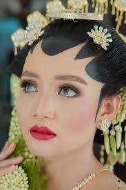 woman with indonesian bridal makeupx9