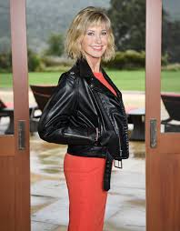 She is the youngest of three children , along with brother hugh and sister rona. Grease Star Olivia Newton John Began As Hopelessly Devoted To A Singing Career Wsj