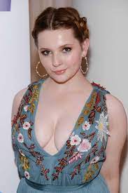 Abigail Breslin and her huge boobs! : r/Celebswithbigtits