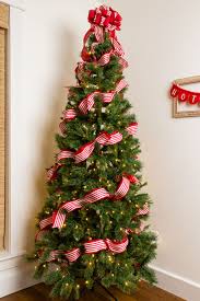 decorate a christmas tree with ribbon
