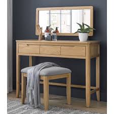 Dressing tables is a piece of furniture entirely dedicated to personal care and in the furnishing of the sleeping area. Moreton Solid Oak Dressing Table With Drawers On Sale