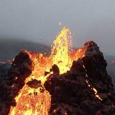 Nadir bir volkanik patlamayı drone'la yanardağın en tepesinden kaydetti