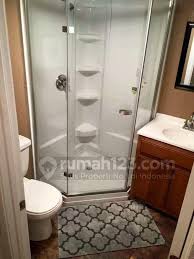 Oleh karenanya, memiliki kamar mandi yang nyaman dan di tengah kondisi urbanisasi saat ini, sejumlah perumahan didesain minimalis, tak terpungkiri kamar mandinya. Kamar Mandi Kecil 2x2 Meter Persegi Bisa Terlihat Mewah Dengan 10 Desain Ini Rumah123 Com