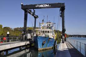 marine travel lift boat servicing