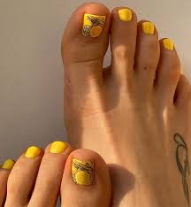 45 pretty toe nails to try in 2022