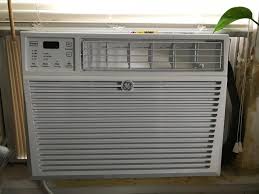 Ge ahu05ly window air conditioner (5,000 btu) this affordable general electric air conditioner is designed to cool rooms of up to 150 square feet. Ge 10 000 Btu 115 Volt Window Air Conditioner With Remote Aen10az Black Walmart Com Walmart Com