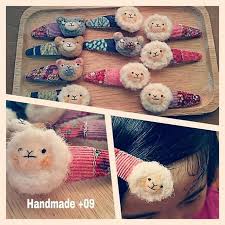 今 100均でも簡単に材料が揃えられる羊毛フェルトで 可愛いアクセサリーを作る人が増えているようですよ 動物の指輪は まるで手に寄生している状態で死ぬほど可愛くて大人気 そして 動物ブローチは大人可愛いデザインで いつものコーディネートを簡単にワンランク