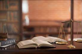 Vouloir devenir avocat, étudier par coeur... Les 10 plus grands clichés sur  les études de droit - La Libre