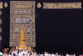 Hajar aswad adalah batu hitam yang terdapat di ka'bah, makkah. Sejarah Dan Keistimewaan Hajar Aswad