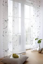Moderne gardinen lassen sich gemeinhin leicht anbringen. Sichtschutz Im Wohnzimmer Moderne Plissees Gardinen Und Rollos