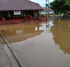 Jika sangat parah, korban banjir dapat kehilangan segalanya: Sdn Pulokalapa 3 Lemahabang Gedung Baru Selesai Rehab Di Hantam Banjir Jendela Karawang