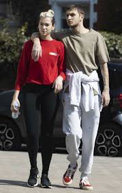 Before winning best pop vocal album. Dua Lipa With Her Bf In Romantic Stroll In London
