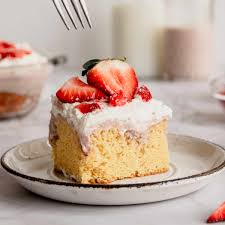 strawberry shortcut cake with whipped