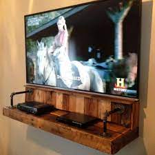 diy pallet wood floating tv shelf idea