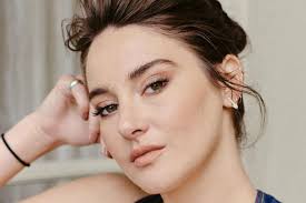 (cnn) shailene woodley has confirmed that she and football star aaron rodgers are indeed engaged. Actress Shailene Woodley Struggled With Health Scare Abusive Relationship In Her Early 20s Entertainment News Top Stories News Chant