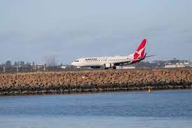 qantas boeing 737 suffers engine issue