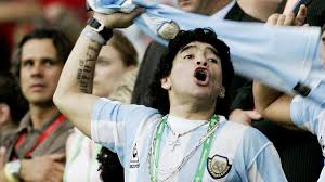 Argentina soccer legend diego maradona, who has died aged 60, succumbed to heart failure, a source from the argentinian justice ministry present at the time of his autopsy told cnn en español on. Fussball Diego Maradona Wird 60 Zdfheute