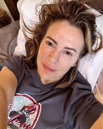 alyssa milano posts no makeup selfie to