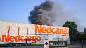 In een bedrijfsverzamelgebouw in soesterberg aan de willem stuutlaan woedt een zeer grote brand, zegt een woordvoerder van de veiligheidsregio. Vfj0lvkyxxktxm