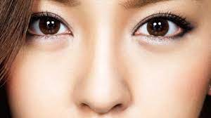 apply eyeshadow on uneven eyelids