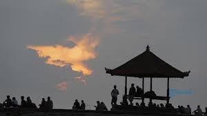 Namun kebanyakan pengunjung di pantai sanur datang pagi sekali untuk melihat matahari terbit. Hari Pertama Penerapan New Normal Di Bali Sejumlah Pantai Di Wilayah Sanur Masih Sepi Pengunjung
