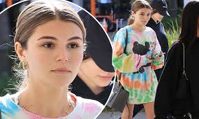 Olivia jade giannulli reveals her parents, lori loughlin and mossimo giannulli, did not tell her about the admissions scandal, but she quickly found details online and confronted them. Olivia Jade Grabs Lunch In La As Things Have Gone Back To Normal For Her Amid Pending Trial Daily Mail Online