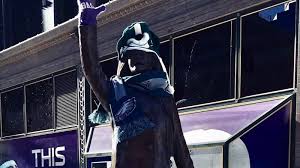 A statue of the beloved tv actress, star of the mary tyler moore show, has been taken out of storage and is now on display at the new minneapolis visitor information center. Philadelphia Women Dress Mary Tyler Moore Statue In Eagles Gear 6abc Philadelphia