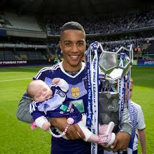 His current girlfriend or wife, his salary and his tattoos. Youri Tielemans Kind Alter Vermogen