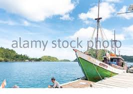 Worldwide distance calculator with air line, route planner, travel duration and flight distances. Asia Indonesia Maluku Banda Islands A Traditional Korakora Racing Canoe Stock Photo Alamy