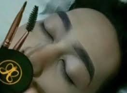 creative makeup whiz makes a tutorial